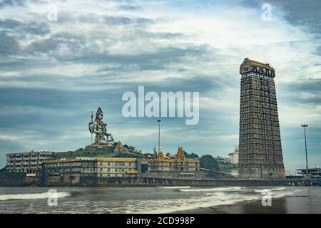 Murdeshwar Tempel frühmorgens Ansicht von niedrigem Winkel mit Meereswellen Bild wird bei murudeshwar karnataka indien am frühen Morgen genommen. Es ist das Haus von Stockfoto