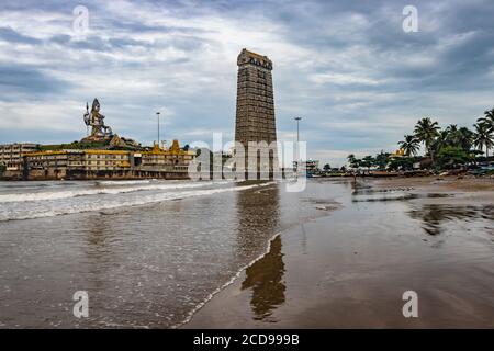 Murdeshwar Tempel frühmorgens Ansicht von einzigartigem Winkelbild wird bei murudeshwar karnataka indien am frühen Morgen genommen. Es ist das Haus von einem der t Stockfoto