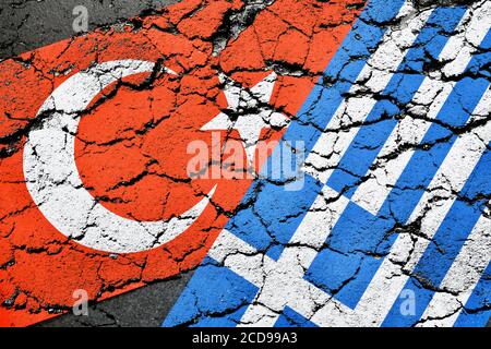 Die Flaggen der Türkei und Griechenland auf gebrochenem Boden, ägäischen Streit Stockfoto