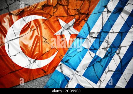 Die Flaggen der Türkei und Griechenland auf gebrochenem Boden, ägäischen Streit Stockfoto
