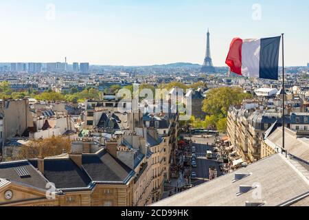 Frankreich, Paris, Quartier Latin, Pantheon (1790) neoklassizistischer Stil, Dächer und Eiffelturm Stockfoto