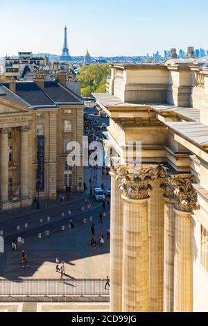 Frankreich, Paris, Quartier Latin, Pantheon (1790) neoklassizistischer Stil, die Dächer und das Rathaus des 5. Arrondissements Stockfoto