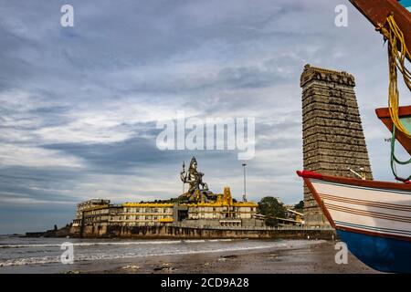 Murdeshwar Tempel frühmorgens Ansicht von einzigartigem Winkelbild wird bei murudeshwar karnataka indien am frühen Morgen genommen. Es ist das Haus von einem der t Stockfoto