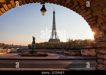 Frankreich, Paris, UNESCO-Weltkulturerbe, Eiffelturm von der Bir-Hakeim-Brücke Stockfoto