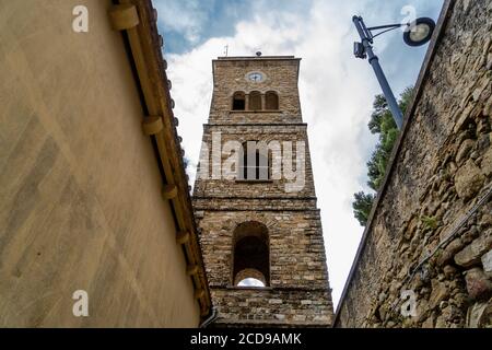 Der Glockenturm der romanischen päpstlichen Basilika Santa Maria de Gulia, in Castellabate. Castellabate ist eine kleine mittelalterliche Stadt an einer Südküste von Kampanien, Italien. Stockfoto