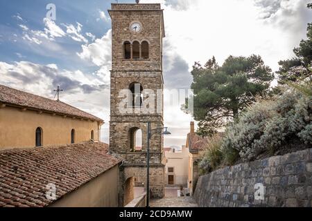 Der Glockenturm der romanischen päpstlichen Basilika Santa Maria de Gulia, in Castellabate. Castellabate ist eine kleine mittelalterliche Stadt an einer Südküste von Kampanien, Italien. Stockfoto