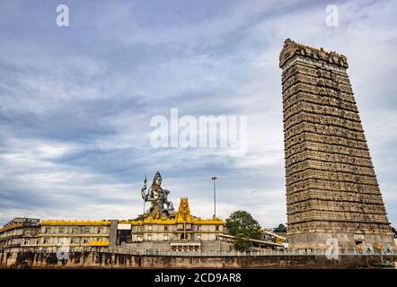 Murdeshwar Tempel frühmorgens Ansicht von einzigartigem Winkelbild wird bei murudeshwar karnataka indien am frühen Morgen genommen. Es ist das Haus von einem der t Stockfoto