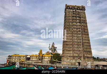 Murdeshwar Tempel frühmorgens Ansicht von einzigartigem Winkelbild wird bei murudeshwar karnataka indien am frühen Morgen genommen. Es ist das Haus von einem der t Stockfoto