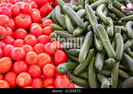 Tomaten und Zucchini auf einem Marktstand ausgestellt Stockfoto