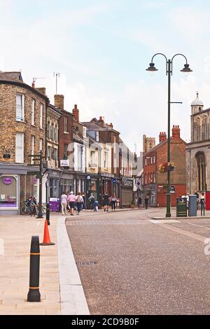 Sehen Sie den Saturday Market Place entlang des Minster in Kings Lynn an der Küste von Norfolk, Großbritannien Stockfoto