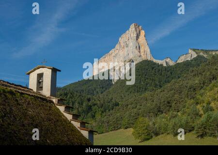 Frankreich, Isere, Massif du Vercors, Trieves, Chichilianne, die strohgedeckte Kapelle von Tresanne und Mont Aiguille Stockfoto