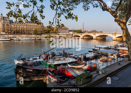 Frankreich, Paris, von der UNESCO zum Weltkulturerbe erklärt, die Lastkähne am Port des Tuileries mit dem Palais Bourbon im Hintergrund Stockfoto