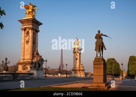 Frankreich, Paris, von der UNESCO zum Weltkulturerbe erklärt, die Alexandre III-Brücke und der Eiffelturm Stockfoto