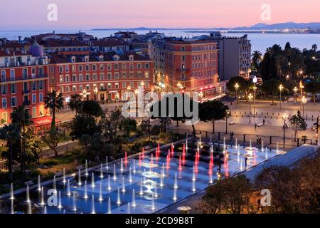 Frankreich, Alpes Maritimes, Nice, der Promenade du Paillon, Place Massena, den Spiegel des Wassers, das Mittelmeer im Hintergrund Stockfoto