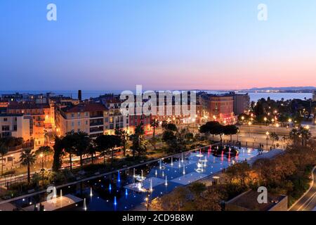 Frankreich, Alpes Maritimes, Nice, der Promenade du Paillon, Place Massena, den Spiegel des Wassers, das Mittelmeer im Hintergrund Stockfoto