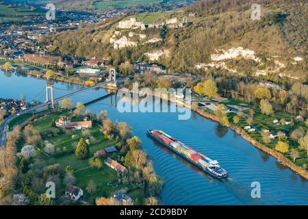 Frankreich, Eure, Les Andelys, Konvoi auf der seine, Containertransport, ch?teau Gaillard (Luftaufnahme) Stockfoto