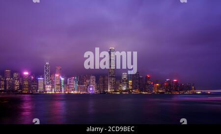 Hong Kong, Hong Kong, Kowloon, Blick von Kowloon über den Victoria Hafen und Hong Kong Insel Stockfoto