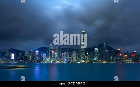 Hong Kong, Hong Kong, Kowloon, Blick von Kowloon über den Victoria Hafen und Hong Kong Insel Stockfoto