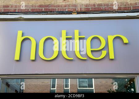 Windsor, Berkshire, Großbritannien. Mai 2020. Das heißere Schuhgeschäft in Windsor, Berkshire, bleibt während der Pandemie-Sperre des Coronavirus Covid-19 vorübergehend geschlossen. Quelle: Maureen McLean/Alamy Stockfoto