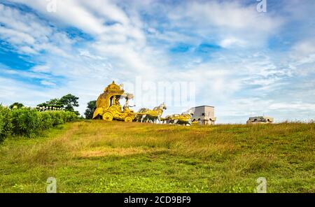 holly Arjuna Chariot von Mahabharata in goldener Farbe mit erstaunlichen Himmel Hintergrund Bild wird bei murdeshwar karnataka indien genommen. Stockfoto