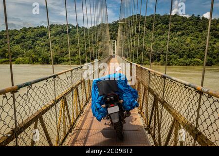 Solo Fahrer geladen Motorrad isoliert auf Hängebrücke Bild geparkt wird bei honnavar karnataka indien genommen. Es ist eine erstaunliche Erfahrung Moto zu fahren Stockfoto