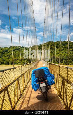 Solo Fahrer geladen Motorrad isoliert auf Hängebrücke Bild geparkt wird bei honnavar karnataka indien genommen. Es ist eine erstaunliche Erfahrung Moto zu fahren Stockfoto