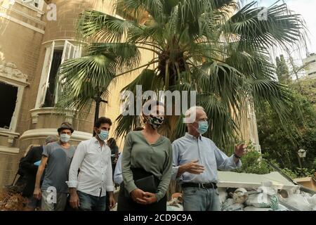 Beirut, Libanon. August 2020. Der Generaldirektor der UNESCO Audrey Azoulay (C) und der Eigentümer des Sursock Palace, Roderick Sursock Cochrane (R), besuchen den Sursock Palace im Stadtteil Achrafieh, der bei der tödlichen Explosion des Hafens von Beirut am 04. August 2020 schwer beschädigt wurde. Quelle: Marwan Naamani/dpa/Alamy Live News Stockfoto