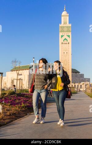 Marokko, Casablanca, junge Frauen auf dem Vorplatz der Moschee Hassan II Stockfoto