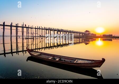 Myanmar (Burma), Mandalay Region, Amarapura, die 1.2 Meilen lange U Bein Teak Brücke, wurde 1849 am Taungthaman See gebaut Stockfoto