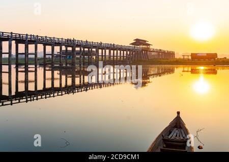 Myanmar (Burma), Mandalay Region, Amarapura, die 1.2 Meilen lange U Bein Teak Brücke, wurde 1849 am Taungthaman See gebaut Stockfoto