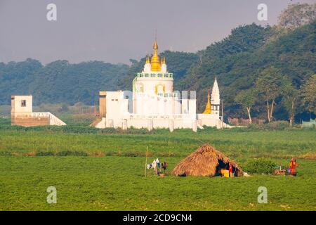 Myanmar (Burma), Mandalay Region, Amarapura, die 1.2 Meilen lange U Bein Teak Brücke, wurde 1849 am Taungthaman See gebaut Stockfoto