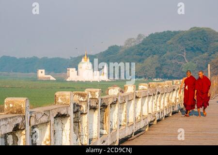 Myanmar (Burma), Mandalay Region, Amarapura, die 1.2 Meilen lange U Bein Teak Brücke, wurde 1849 am Taungthaman See gebaut Stockfoto