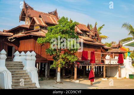 Myanmar (Burma), Shan State, Nyaung Shwe nahe Inle Lake, Shwe Yan Pyay (oder Shwe Yam Pie) Kloster aus Teakholz gebaut Stockfoto