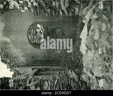 . Reisen in den oberägyptischen Wüsten. V i € >> w». ^r n , l / t> – , - r. – ** r- 1) U • • – 5J CIS 0 3 – - p -  U 2 ! 2S?H«) r. - J3 .S :/: r U Pu XXIII. Die Steinbrüche von Mons Claudianus. 133 Produziere eine Familie trotz der Natur Unwilligkeit. In der Nachbarschaft von Fatireh bemerkten wir einige raue Arbeiten in den Felsen, in dessen Nähe es oft ein paar zerstörte Hütten gab. Dies sind die Überreste der alten Goldminen, die von den Ägyptern und den Homanern gearbeitet. Es wird gesagt, dass alte Minen in diesem Viertel bemany, und Anversuch wurde in den letzten Jahren gemacht, um von ihnen wieder zu reopensome, obwohl wi Stockfoto