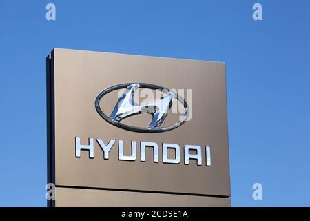 Risskov, Dänemark - 11. Mai 2019: Hyundai-Logo auf einem Schild. Die Hyundai Motor Company ist ein südkoreanischer multinationaler Automobilhersteller Stockfoto