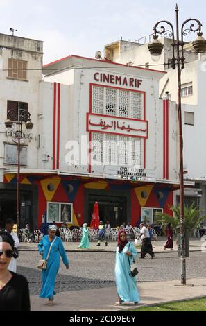 Marokko, Tangier Tetouan, Tangier, Tangieroises vor der Art Deco-Fassade des Rif-Kinos vorbei Stockfoto