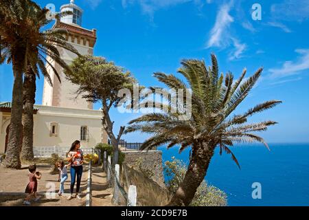 Marokko, Tangier Tetouan Region, Tangier, marokkanische Frau und ihre Kinder am Fuße des Kap spartel Leuchtturm mit Blick auf das Mittelmeer Stockfoto