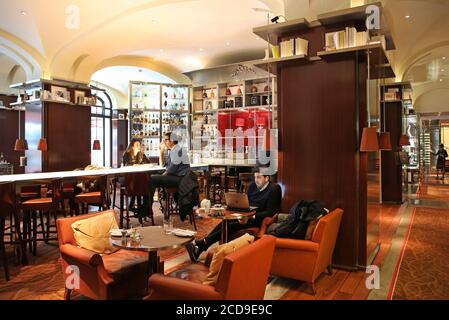 France, Paris, Royal Monceau Hotel, Gäste sitzen in der langen Bar von Philippe Starck entworfen Stockfoto