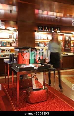 Frankreich, Paris, Royal Monceau Hotel, Frau in der Buchhandlung des Hotels Stockfoto