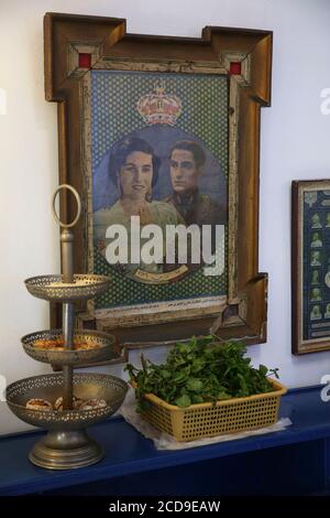 Marokko, Tangier Tetouan Region, Tangier, marokkanische Konditorei und Minze vor dem Retro-Porträt eines Paares im Café Blue Salon in der Kasbah Stockfoto