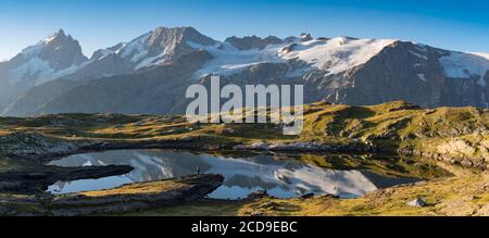 Frankreich, Hautes Alpes, das Grab, auf der Hochebene von Emparis Panoramablick auf den Schwarzen See mit Blick auf das Massiv von Meije bei Sonnenaufgang Stockfoto