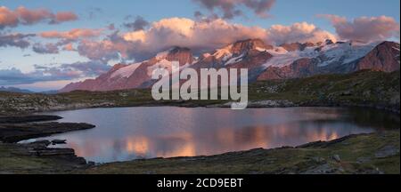 Frankreich, Hochalpen, La Grave, auf der Emparis-Hochebene, Panoramablick auf den Noir-See mit Blick auf das Meije-Massiv bei Sonnenuntergang Stockfoto