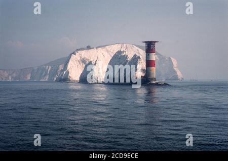 Die Needles-Kreidestapel und Leuchtturm am westlichen Ende der Isle of Wight, vom Meer aus gesehen, Archivbild aus den 1980er Jahren Stockfoto