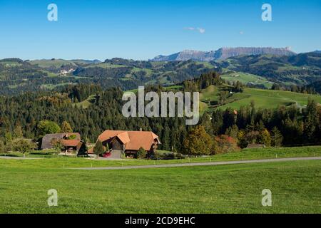 Schweiz, Kanton Bern, Emmental, Emmental, ein traditionelles Holzhaus im Weiler Kapfschwand oberhalb von Eggiwil und der Schratteflue Stockfoto