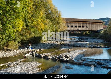 Schweiz, Kanton Bern, Emmental, Emmental, die trockene Emme und die Sch?pbach überdachte Brücke Stockfoto