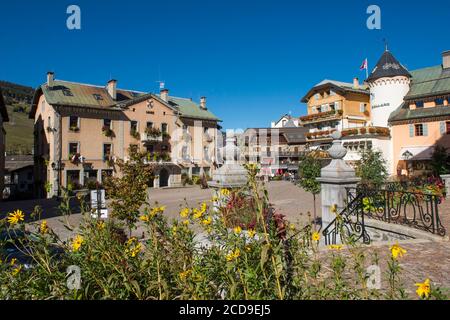 Frankreich, Haute Savoie, Megeve, der Platz der Kirche und das Rathaus vom Platz der Kirche aus gesehen Stockfoto