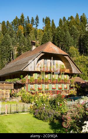 Schweiz, Kanton Bern, Emmetal, Fassade eines traditionellen Blumenchalets bei Eggiwil Stockfoto