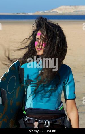 Marokko, Westsahara, Dakhla, junger marokkanischer Kitesurfer mit Haaren am Strand im Drachencamp Dakhla Attitude Stockfoto