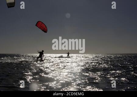 Marokko, Westsahara, Dakhla, Kitesurfer auf der Lagune gegen das Licht Stockfoto