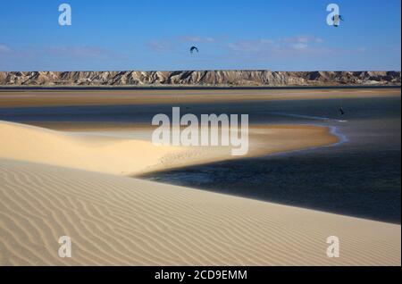 Marokko, Westsahara, Dakhla, Kitesurfer an der Lagune, zwischen der Weißen Düne und den Wüstenbergen Stockfoto